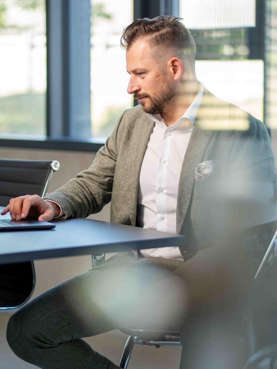Kollege von Doc Media am Laptop im Büro